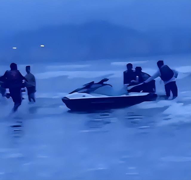 男子三亚溺水后续，死者身份被扒，妻子崩溃，网友：不值得同情