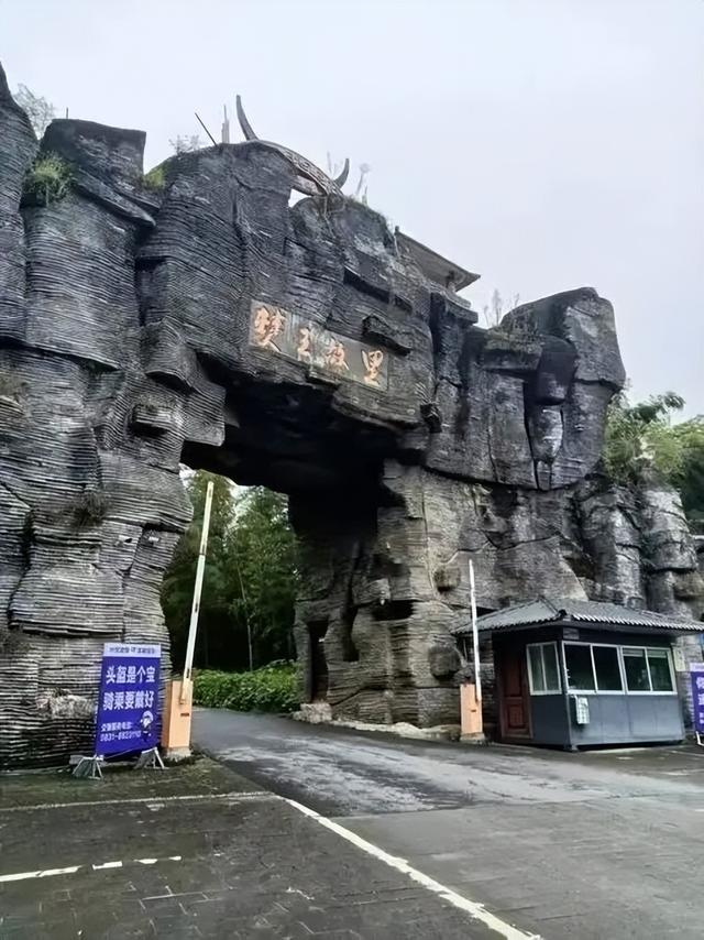 与西藏战友同游僰王山，探寻古僰人悬棺与飞雾洞