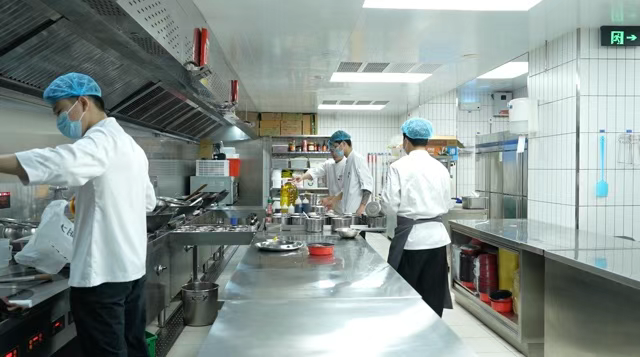 美团围剿盒马，王兴大搞线下超市
