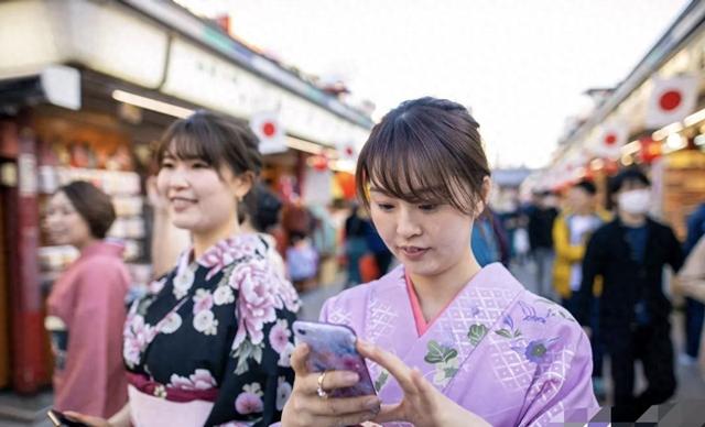 不听劝去日本的游客慌了，滞留机场连吃饭都成问题，当初为啥要去