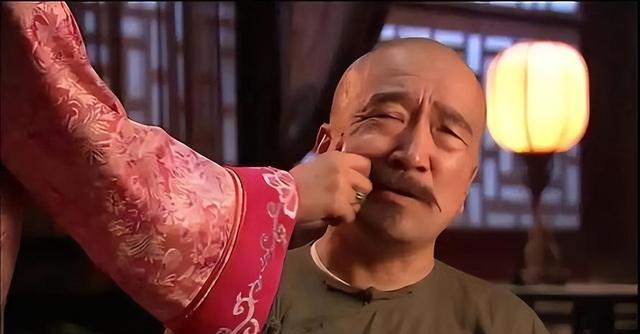79岁李保田现状：定居山东衰老明显，儿子李彧太像父亲的“翻版”
