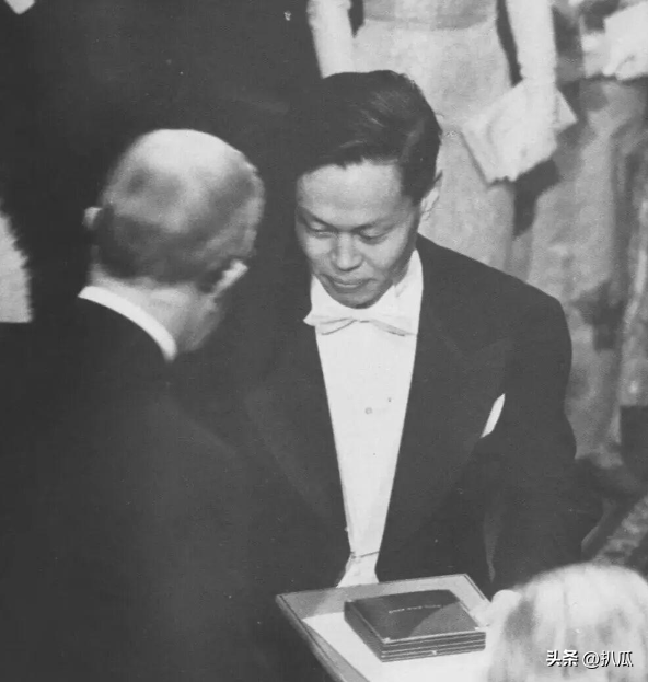 杨振宁葬礼刚结束，恶心的一幕就出现了！遗体盖国旗都被人质疑