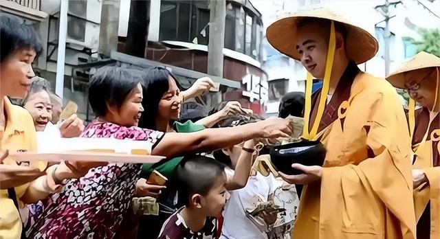 太嚣张！浓妆艳抹饮酒作乐，五台山美貌“尼姑”何以如此放肆？