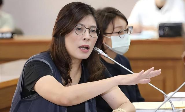 两路人马先后赴美，郑丽文没上大陆，先上美国！到底打的什么牌？