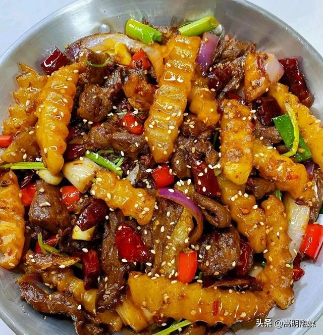 自在嵩明丨一站式遛娃、美食、运动！银杏广场的夜太会玩