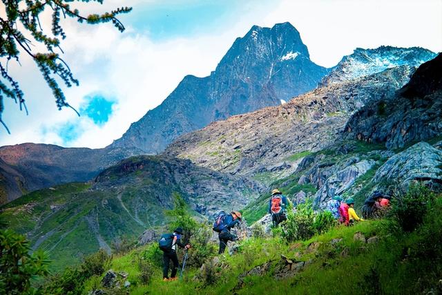 喜马拉雅山谷15人困3天！直升机求援被拒，救援队距营地1.8公里