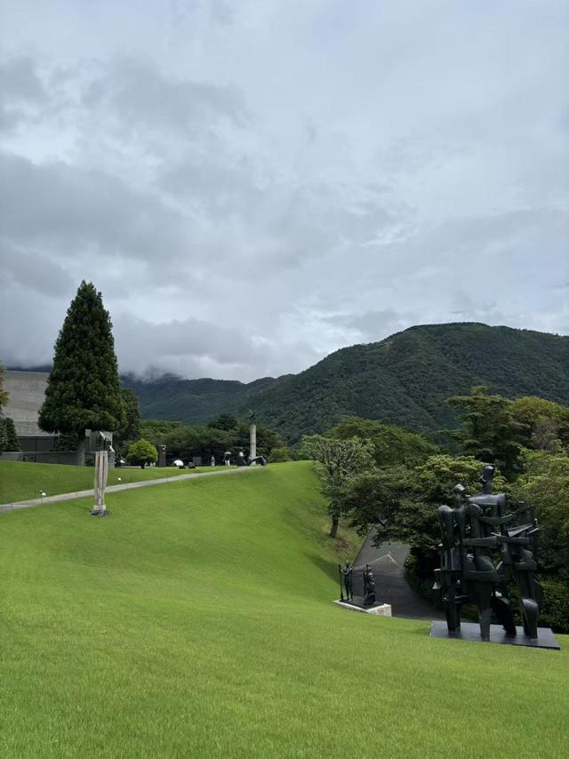 雨中游雕刻之森美术馆