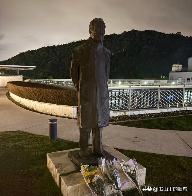 杨振宁追悼会：与邓稼先“重聚”，送别队超百米，莫言写诗忆缘分