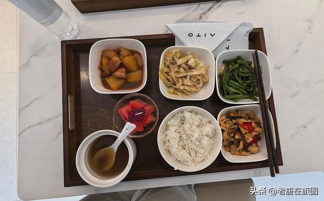 宾馆餐馆赚不到钱了，游客怎么“白嫖”成“零元游”的？