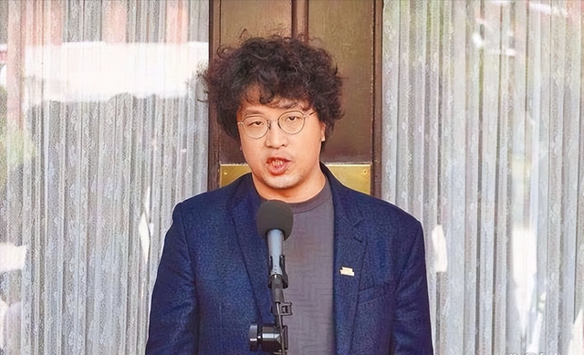 潜伏在中国的反华家族，靠大陆收入上亿，如今下场大快人心！