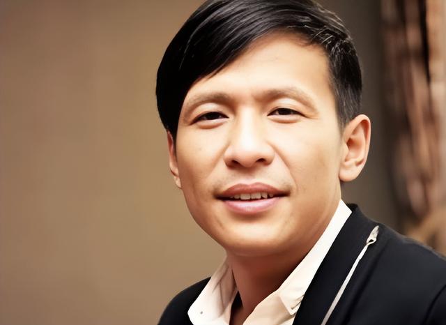 成名后抛弃原配，转身娶女粉丝的宋小宝，再藏不住早就变了的面相