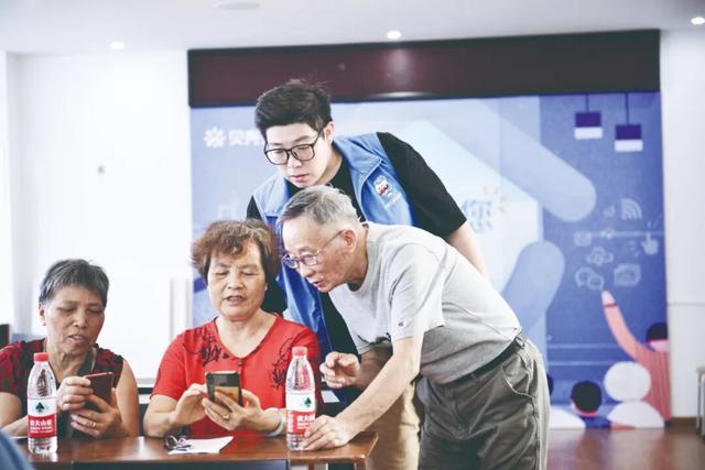 大学教授教100个老人用大模型，让AI了解他们真正的困境