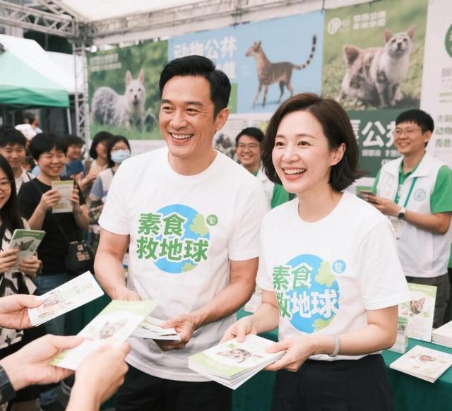 夫妻俩为了不变老，坚持31年不吃肉不生子，如今59岁近照不敢认