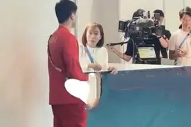 石川佳纯和马龙，今天见面了！石川佳纯亲手送马龙PIN，特别开心图片