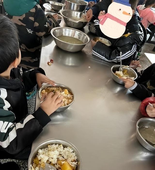 北京下了死命令，2027年底前	，所有中小学必须告别“校外配餐”
