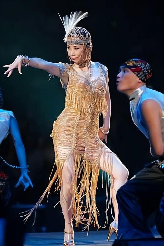 77岁还能压轴上央视春晚，无儿无女拼命赚钱，却有人给她磕头拜年