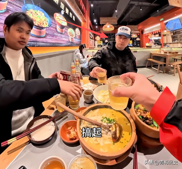 摩友将汽油喷地上后续：正脸曝光，发布者澄清惨遭打脸	，交警回应