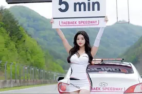 最美车模：这是一位一眼心动的女神！性感可爱又撩人！图片