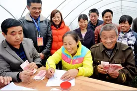 村干部薪资上调后，村支书与村主任到底每月多少收入图片