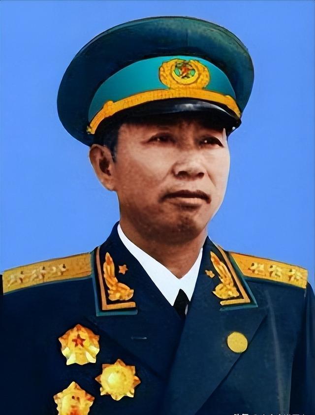 刘亚楼看戏时，一个科长把脚放到他头上，还问他是哪个单位的