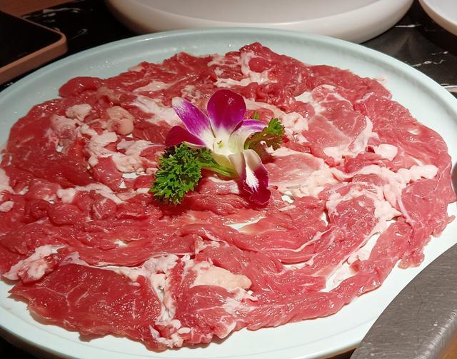 夫妻俩为了不变老，26年不吃肉，丁克31年，如今状态让人不敢认