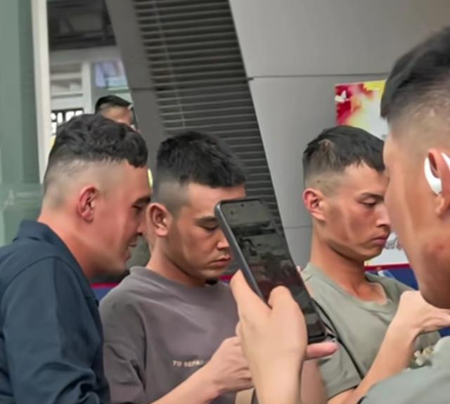 姑娘丈母娘们，兵哥哥的脸上国家都给盖章了，此时不动更待何时？