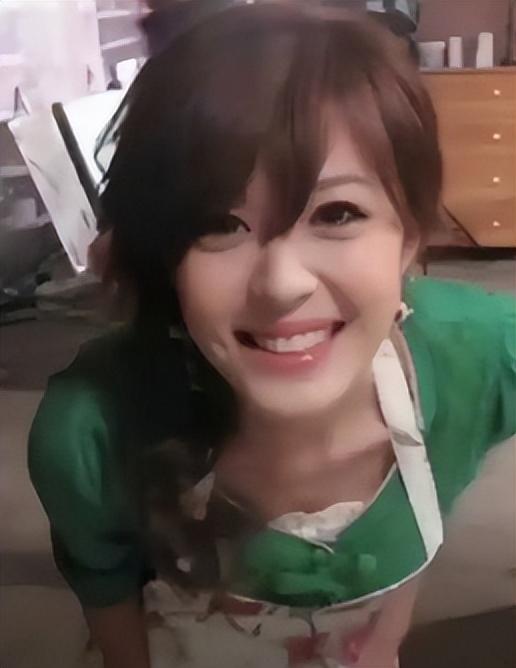 比整容还离谱！39岁江疏影现身活动，脸僵似硅胶，造型丑到认不出