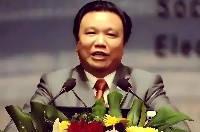 美国扶持的4大中国富豪起作用了	，在国内疯狂捞钱，转身捐给美国