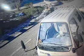 东营一外卖骑手撞坏小区门禁栏杆后逃逸，将面临罚款2000元，并处十五日以下拘留的处罚图片