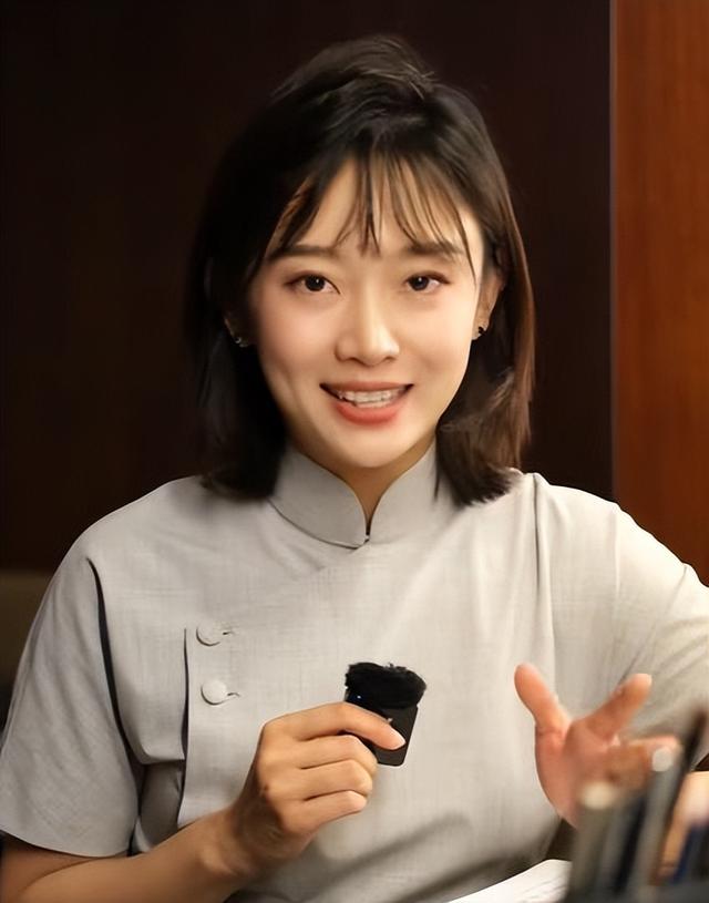央视主持人李七月，不再被重用，38岁的她已经找到了自己的路