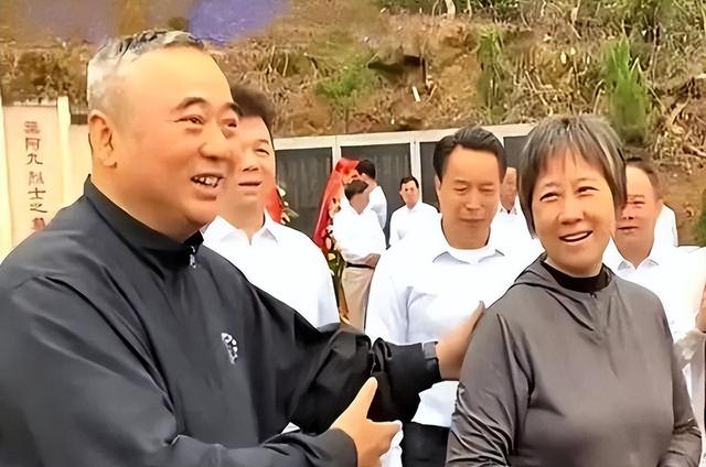 李鹏总理儿媳罕见留影，五官端正长相大气	，爷爷功勋卓著比肩元帅