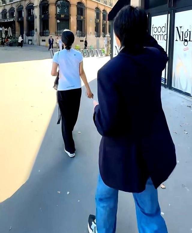 萧敬腾带老婆参加聚会，穿情侣装显恩爱，52岁林有慧被宠成小女生