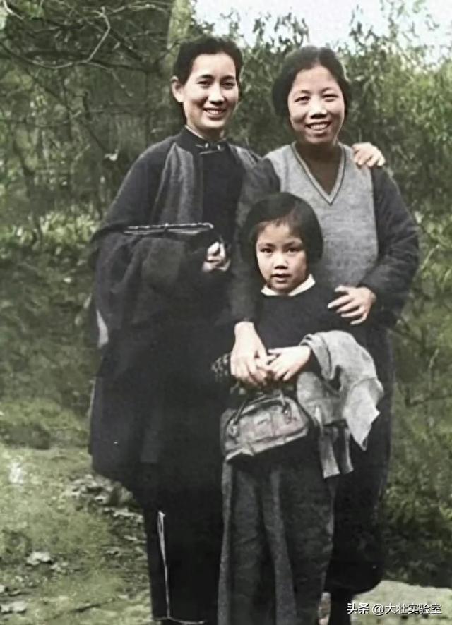 李鹏总理儿媳罕见留影，五官端正长相大气，爷爷功勋卓著比肩元帅