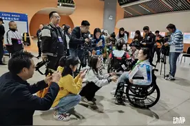 记者手记：轮椅上的您 无比高大图片