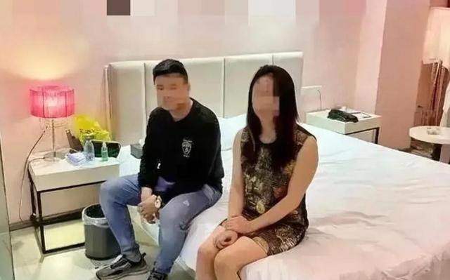 499隔衣服摸胸！私人影院暗藏涉黄：299元起步撕丝袜，还有更过火