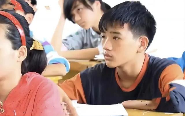 广西男孩韦仁龙：父母双亡，靠捡垃圾为生，以707高分考上北大