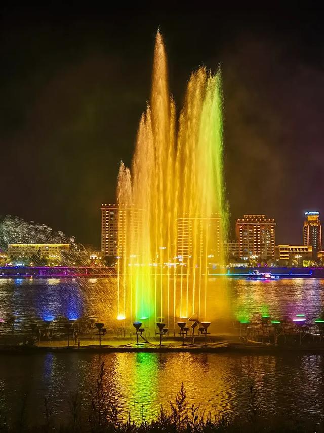 美轮美奂的吉林松花江畔夜景