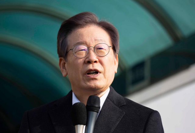特朗普杀招立竿见影？李在明掏不出4000亿美元，立马反转对华态度