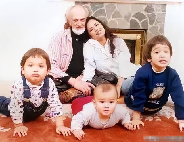 脊柱断裂、前夫已死	，63岁的"亚洲天后"韦唯，已然走上了另一条路