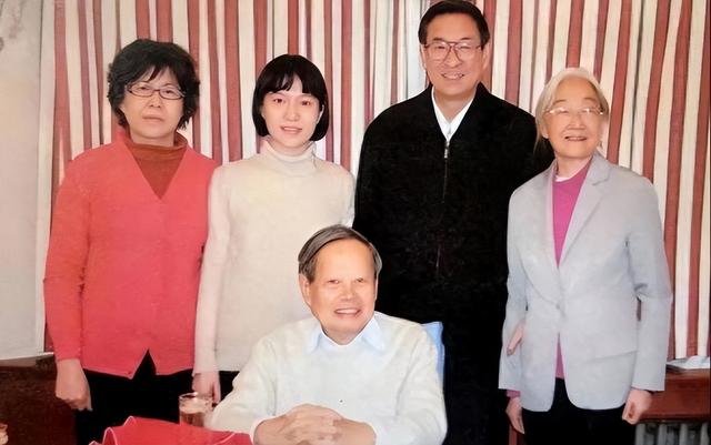 2021年，99岁杨振宁与72岁岳母罕见出镜，头发黑了，翁帆有些发福
