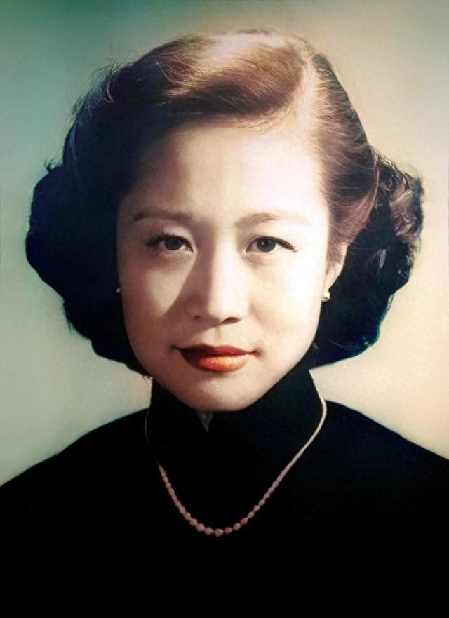 杨振宁妻子杜致礼有多美？1949年在美国的留影，她22岁，气质不凡