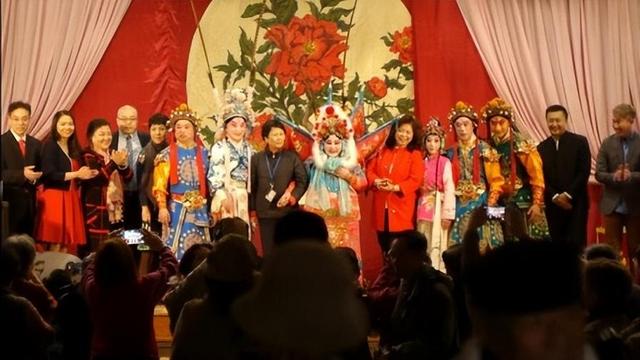 吃里扒外、永不回国？带30名演员留美不归，如今年过花甲归来