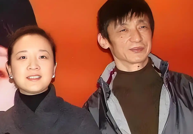 她是国家一级女演员，多次给丈夫戴绿帽，重病丈夫坐轮椅也不离婚