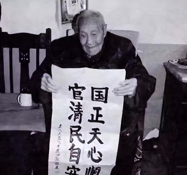 中国最后一位太监孙耀庭自述：晚上伺候娘娘时，鞋底必须藏苍耳