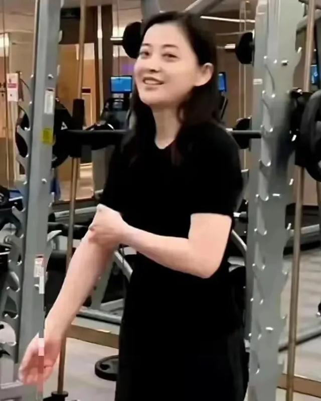 梅婷都快五十了，还经常去健身房锻炼呢，身材保持得真不错