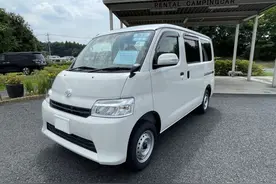 丰田低顶面包露营车，与五菱相似，1.5L排量，内部拼床可睡两人图片