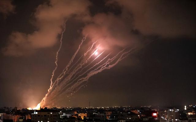 100枚导弹从天而降，美军发动斩首行动，特朗普下令，俄英法失声