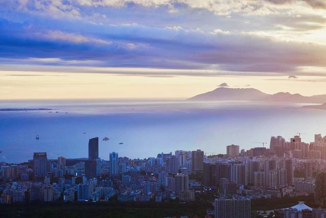三亚凤凰岭景区，登上城市观景台俯瞰三亚，这里的夕阳如诗如画