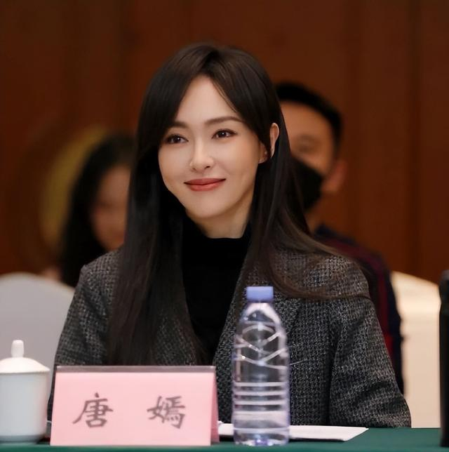 央视镜头，刘亦菲在发光，杨幂赵丽颖扛住了，辛芷蕾素颜美的扎眼
