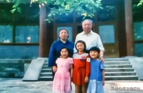 1961年，华国锋一家六口的合影，40岁的他长相周正，妻子端庄贤惠